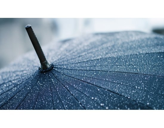 Фото зонт под дождем