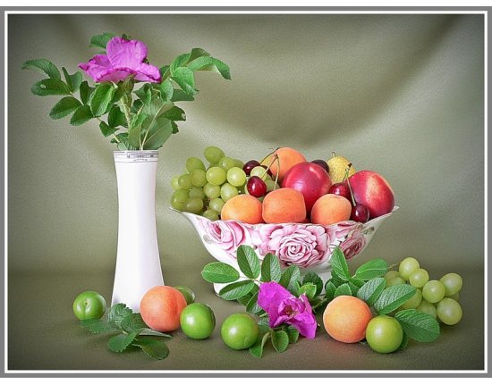 Натюрморт с фруктами фотографии
