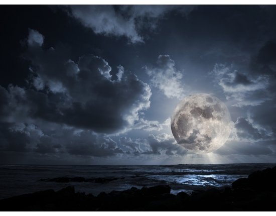 Фото луна над морем