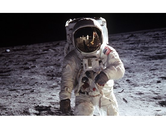 Фотография человека на луне